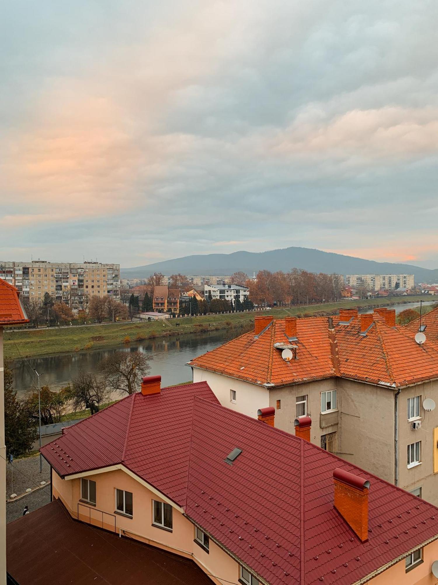 Apartments Domovik Parkaniya, 2A Мукачево Экстерьер фото