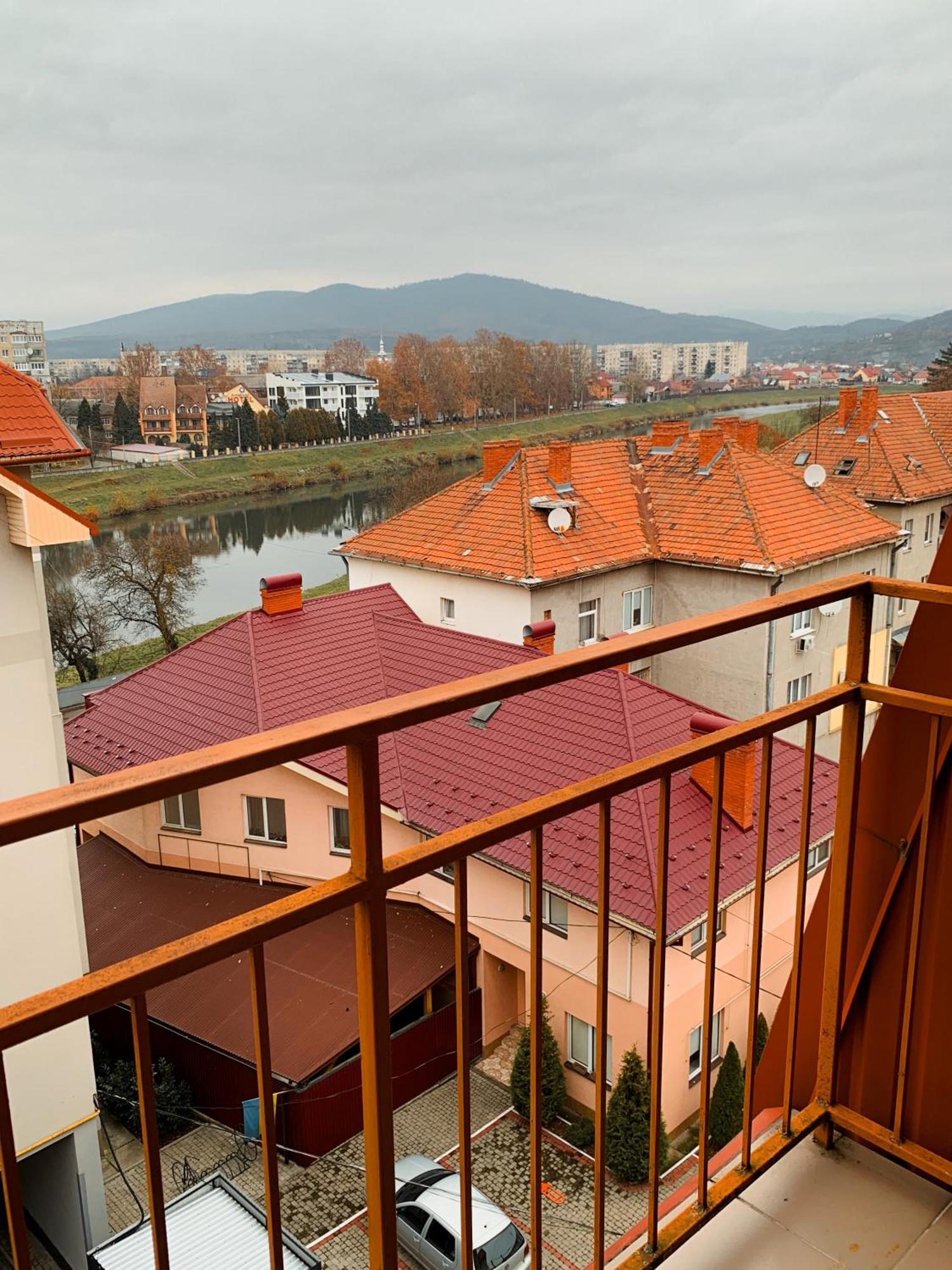 Apartments Domovik Parkaniya, 2A Мукачево Экстерьер фото